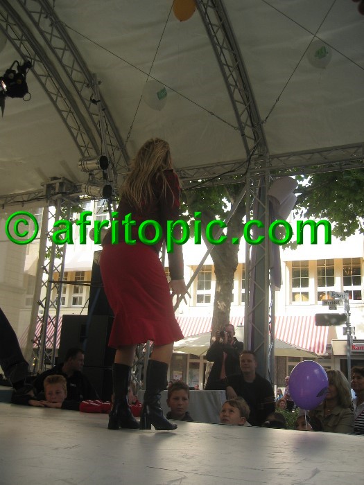 ../Images/Krefeld-Strssenmodenschau-2005 253.jpg